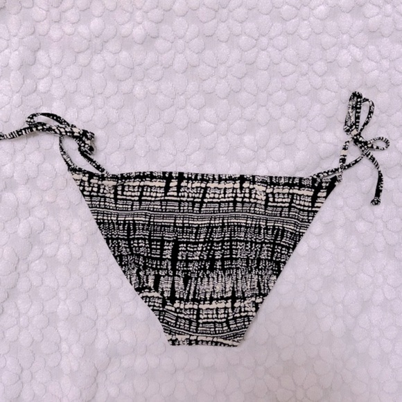 1937 bikini bottoms, side ties, black & white print. Size S. - Picture 2 of 4